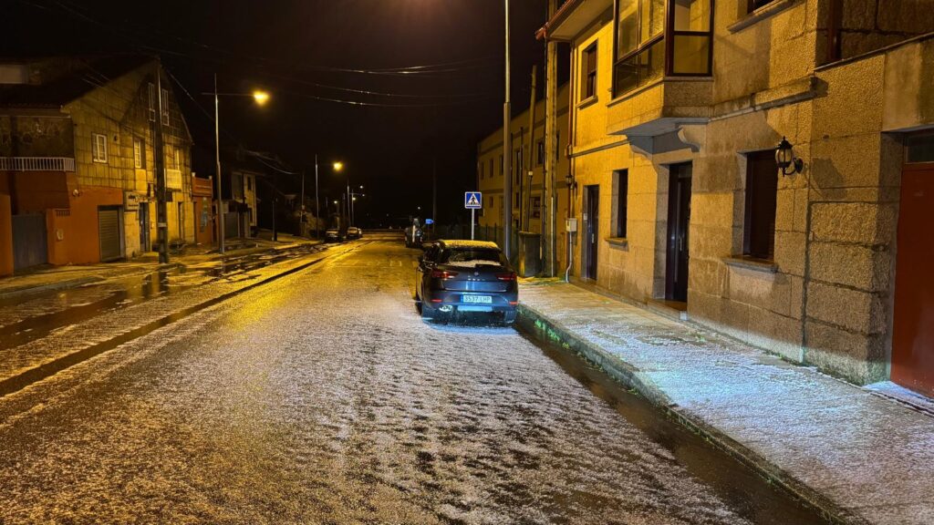 Tormenta impresionante la caída la noche de este martes sobre Vigo y su área. Cerca de 500 rayos cayeron sobre Galicia, gran parte en la costa de las Rías Baixas. Y el granizo golpeó con fuerza hasta teñir de blanco las carreteras. El ruido fue por veces ensordecedor y para muchos fue imposible conciliar el sueño. Fue una noche en vela.