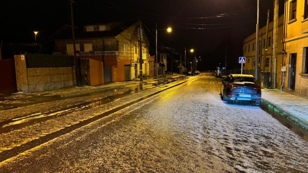 Tormenta impresionante la caída la noche de este martes sobre Vigo y su área. Cerca de 500 rayos cayeron sobre Galicia, gran parte en la costa de las Rías Baixas. Y el granizo golpeó con fuerza hasta teñir de blanco las carreteras. El ruido fue por veces ensordecedor y para muchos fue imposible conciliar el sueño. Fue una noche en vela.