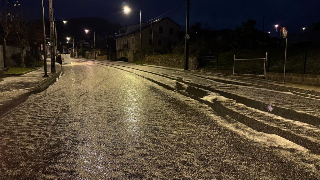 Tormenta impresionante la caída la noche de este martes sobre Vigo y su área. Cerca de 500 rayos cayeron sobre Galicia, gran parte en la costa de las Rías Baixas. Y el granizo golpeó con fuerza hasta teñir de blanco las carreteras. El ruido fue por veces ensordecedor y para muchos fue imposible conciliar el sueño. Fue una noche en vela.