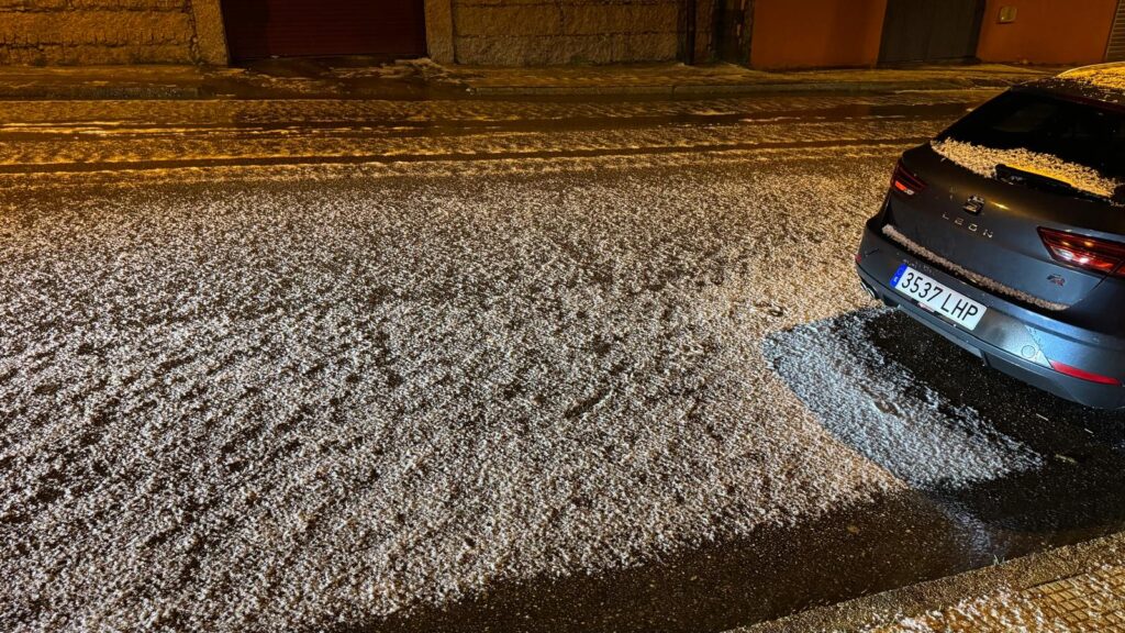Tormenta impresionante la caída la noche de este martes sobre Vigo y su área. Cerca de 500 rayos cayeron sobre Galicia, gran parte en la costa de las Rías Baixas. Y el granizo golpeó con fuerza hasta teñir de blanco las carreteras. El ruido fue por veces ensordecedor y para muchos fue imposible conciliar el sueño. Fue una noche en vela.