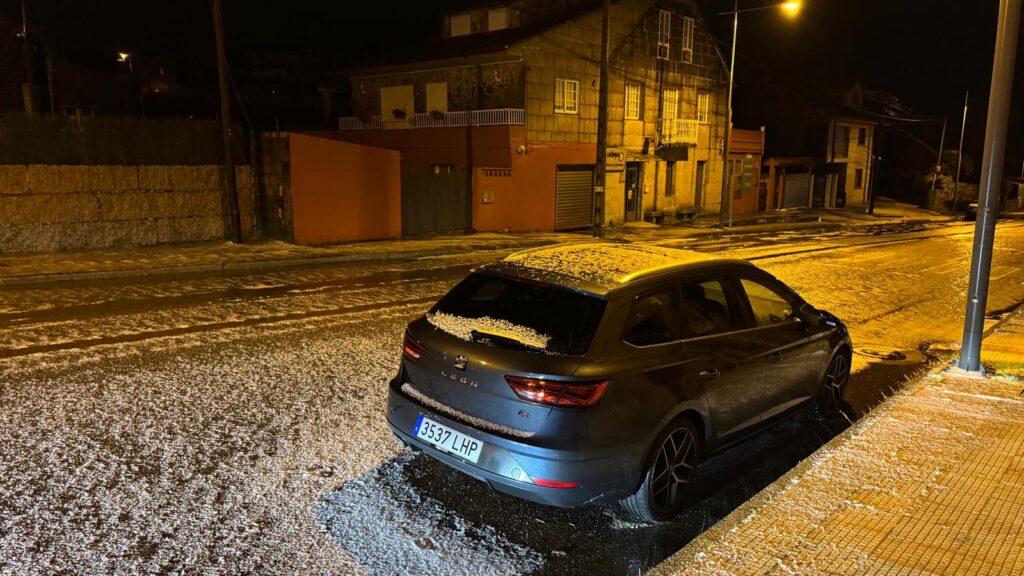 Tormenta impresionante la caída la noche de este martes sobre Vigo y su área. Cerca de 500 rayos cayeron sobre Galicia, gran parte en la costa de las Rías Baixas. Y el granizo golpeó con fuerza hasta teñir de blanco las carreteras. El ruido fue por veces ensordecedor y para muchos fue imposible conciliar el sueño. Fue una noche en vela.