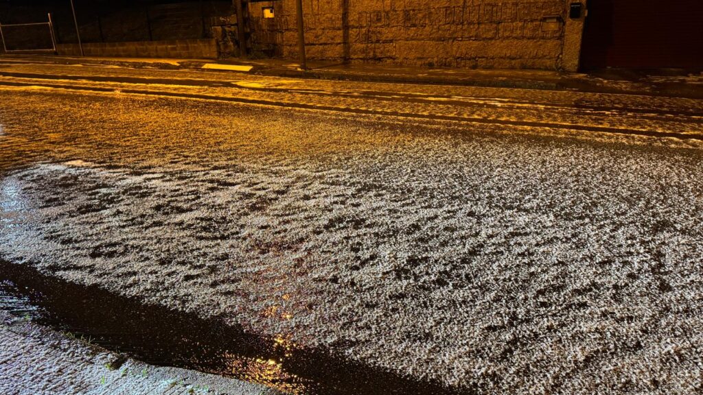 Tormenta impresionante la caída la noche de este martes sobre Vigo y su área. Cerca de 500 rayos cayeron sobre Galicia, gran parte en la costa de las Rías Baixas. Y el granizo golpeó con fuerza hasta teñir de blanco las carreteras. El ruido fue por veces ensordecedor y para muchos fue imposible conciliar el sueño. Fue una noche en vela.