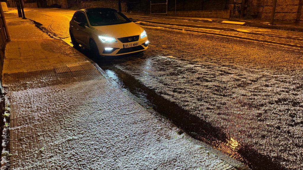 Tormenta impresionante la caída la noche de este martes sobre Vigo y su área. Cerca de 500 rayos cayeron sobre Galicia, gran parte en la costa de las Rías Baixas. Y el granizo golpeó con fuerza hasta teñir de blanco las carreteras. El ruido fue por veces ensordecedor y para muchos fue imposible conciliar el sueño. Fue una noche en vela.