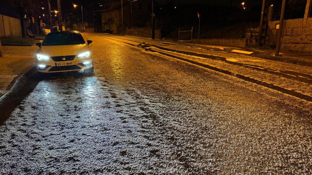 Tormenta impresionante la caída la noche de este martes sobre Vigo y su área. Cerca de 500 rayos cayeron sobre Galicia, gran parte en la costa de las Rías Baixas. Y el granizo golpeó con fuerza hasta teñir de blanco las carreteras. El ruido fue por veces ensordecedor y para muchos fue imposible conciliar el sueño. Fue una noche en vela.