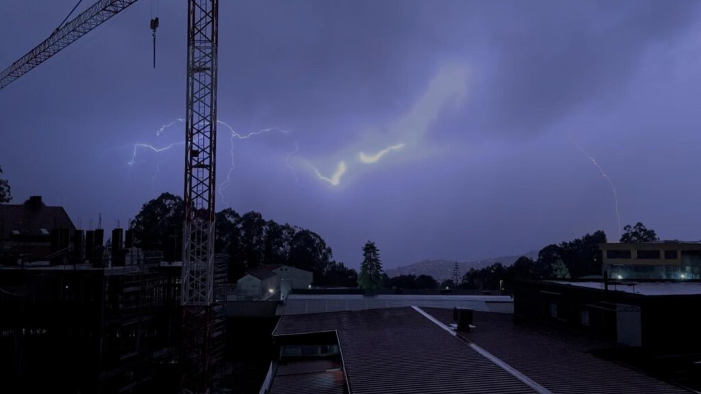 Tormenta impresionante la caída la noche de este martes sobre Vigo y su área. Cerca de 500 rayos cayeron sobre Galicia, gran parte en la costa de las Rías Baixas. Y el granizo golpeó con fuerza hasta teñir de blanco las carreteras. El ruido fue por veces ensordecedor y para muchos fue imposible conciliar el sueño. Fue una noche en vela.