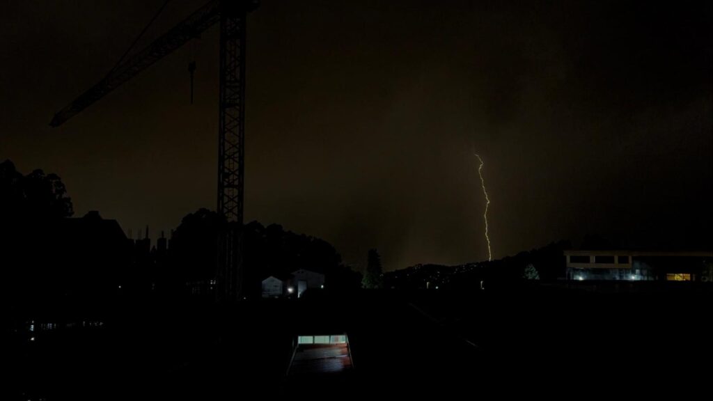 Tormenta impresionante la caída la noche de este martes sobre Vigo y su área. Cerca de 500 rayos cayeron sobre Galicia, gran parte en la costa de las Rías Baixas. Y el granizo golpeó con fuerza hasta teñir de blanco las carreteras. El ruido fue por veces ensordecedor y para muchos fue imposible conciliar el sueño. Fue una noche en vela.