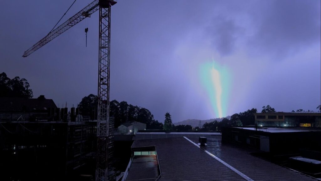 Tormenta impresionante la caída la noche de este martes sobre Vigo y su área. Cerca de 500 rayos cayeron sobre Galicia, gran parte en la costa de las Rías Baixas. Y el granizo golpeó con fuerza hasta teñir de blanco las carreteras. El ruido fue por veces ensordecedor y para muchos fue imposible conciliar el sueño. Fue una noche en vela.