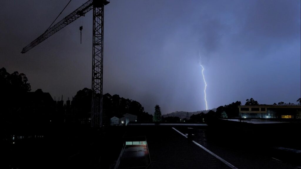 Tormenta impresionante la caída la noche de este martes sobre Vigo y su área. Cerca de 500 rayos cayeron sobre Galicia, gran parte en la costa de las Rías Baixas. Y el granizo golpeó con fuerza hasta teñir de blanco las carreteras. El ruido fue por veces ensordecedor y para muchos fue imposible conciliar el sueño. Fue una noche en vela.