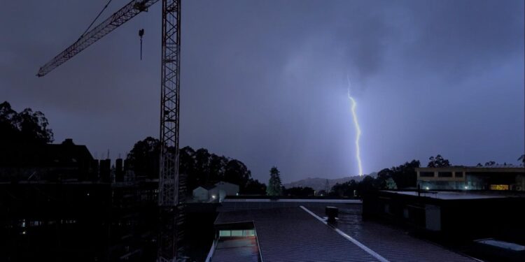 Tormenta de rayos y granizo sobre Vigo: noche en vela y carreteras teñidas de blanco