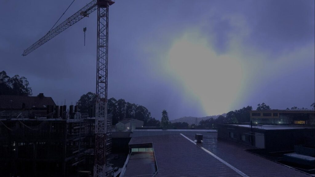 Tormenta impresionante la caída la noche de este martes sobre Vigo y su área. Cerca de 500 rayos cayeron sobre Galicia, gran parte en la costa de las Rías Baixas. Y el granizo golpeó con fuerza hasta teñir de blanco las carreteras. El ruido fue por veces ensordecedor y para muchos fue imposible conciliar el sueño. Fue una noche en vela.