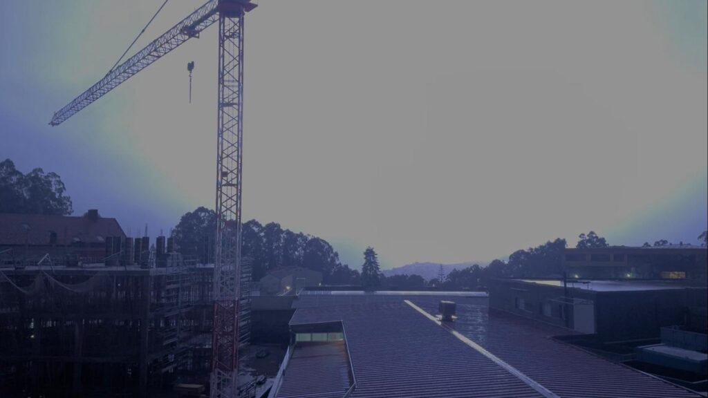 Tormenta impresionante la caída la noche de este martes sobre Vigo y su área. Cerca de 500 rayos cayeron sobre Galicia, gran parte en la costa de las Rías Baixas. Y el granizo golpeó con fuerza hasta teñir de blanco las carreteras. El ruido fue por veces ensordecedor y para muchos fue imposible conciliar el sueño. Fue una noche en vela.