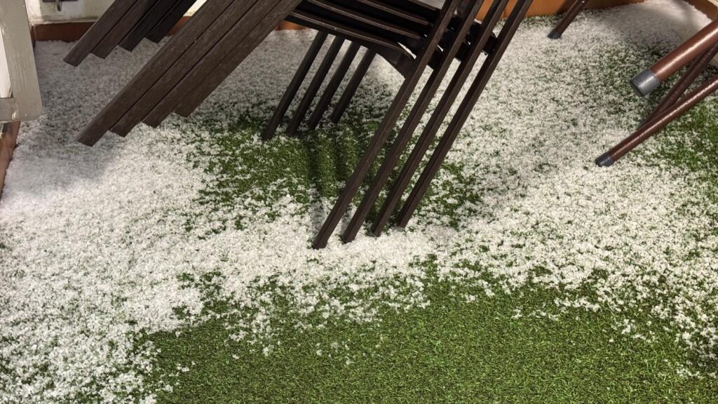 Tormenta impresionante la caída la noche de este martes sobre Vigo y su área. Cerca de 500 rayos cayeron sobre Galicia, gran parte en la costa de las Rías Baixas. Y el granizo golpeó con fuerza hasta teñir de blanco las carreteras. El ruido fue por veces ensordecedor y para muchos fue imposible conciliar el sueño. Fue una noche en vela.