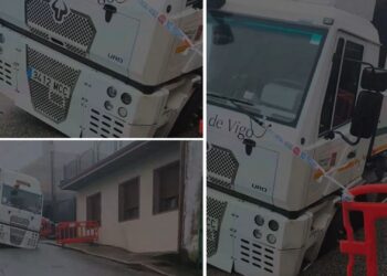 Un camión de la basura atrapado en un socavón mantiene en vilo a los vecinos de Casal de Abaixo