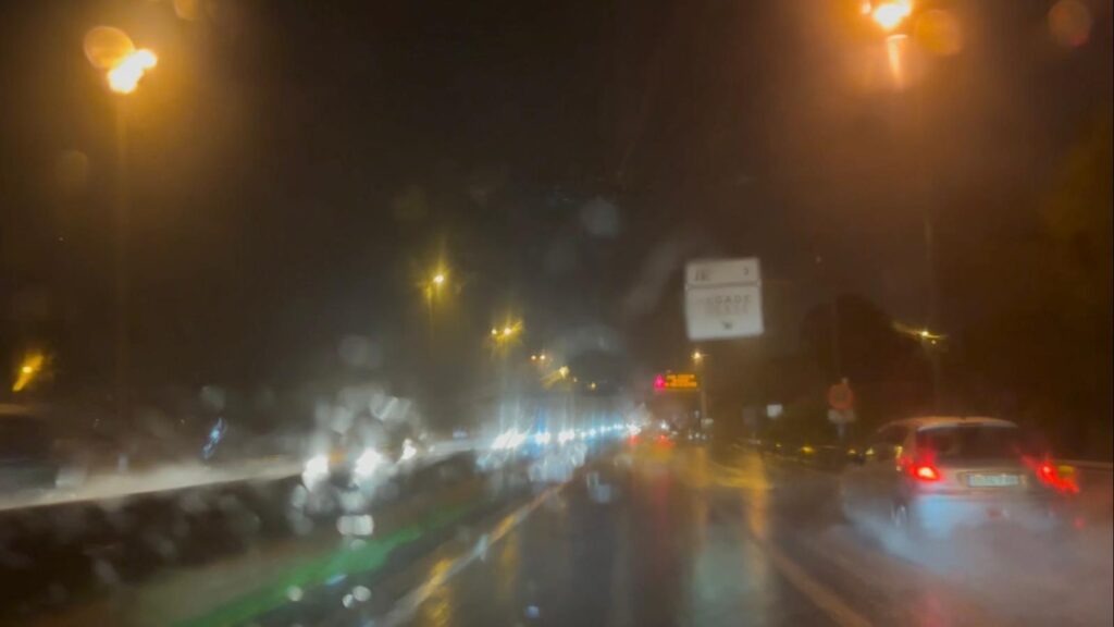 A primera hora la lluvia provocaba serios problemas para circular por las carreteras de la comarca. La Autovía Vigo-Tui (A55) presentaba importantes balsas de agua. En cualquier caso, las condiciones se repetían en todos los viales.