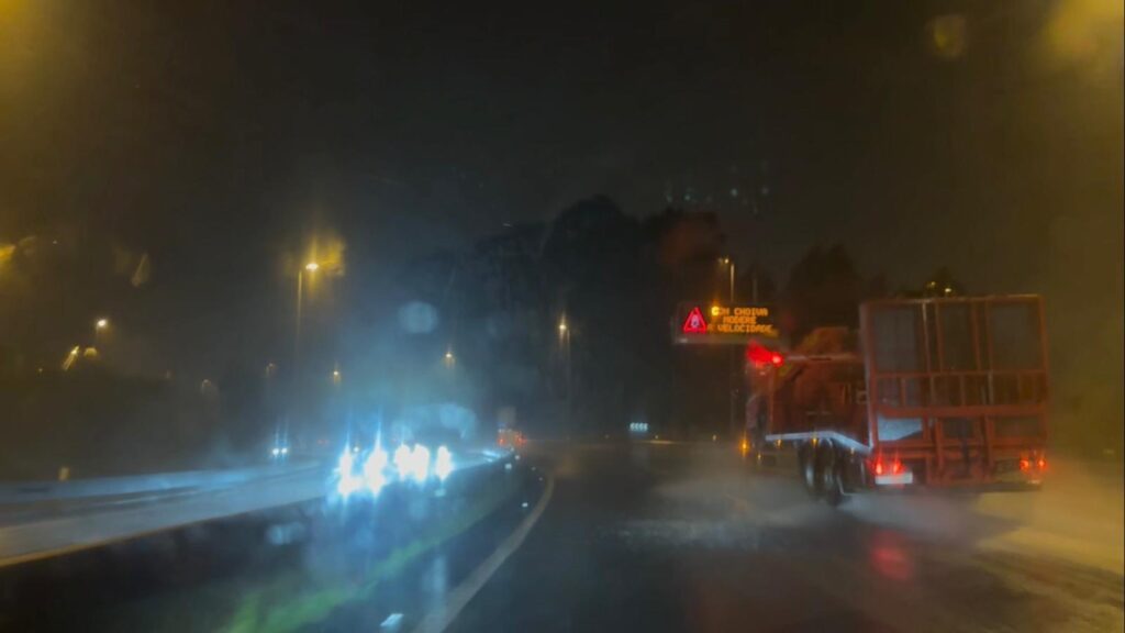 A primera hora la lluvia provocaba serios problemas para circular por las carreteras de la comarca. La Autovía Vigo-Tui (A55) presentaba importantes balsas de agua. En cualquier caso, las condiciones se repetían en todos los viales.