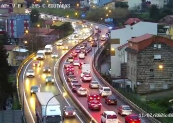 Colapso circulatorio en Vigo: un vehículo bloquea la AP9V y las retenciones alcanzan los túneles de Beiramar