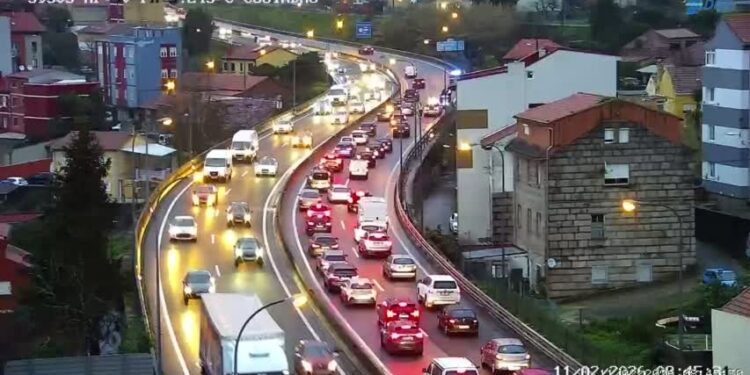 Colapso circulatorio en Vigo: un vehículo bloquea la AP9V y las retenciones alcanzan los túneles de Beiramar