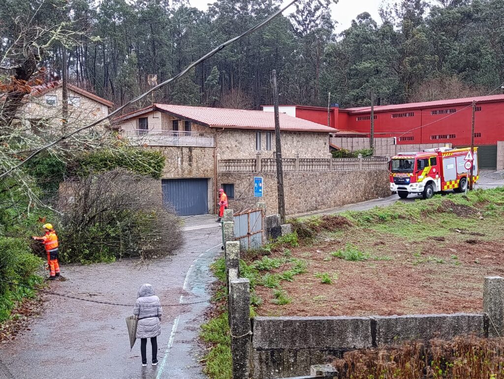 La Borrasca Nils llegó tras Goretti, Harry, Ingrid, Joseph, Kristin, Leonardo y Marta. Y esta Nils fue especialmente huracanada. Las fuertes rachas de viento marcaron la jornada en toda Galicia. La caída de árboles, derrumbes de muros y deslizamiento de tierras se reproducen. También este miércoles se vio afectado el tráfico aéreo, con dos vuelos desviados en Peinador.