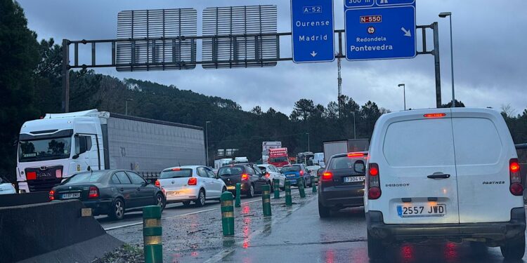 Un accidente provoca una enorme congestión en la A-52 y la A-55