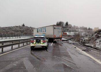 Cortada la A52 en dirección Vigo por el accidente de un camión, que invade los dos carriles