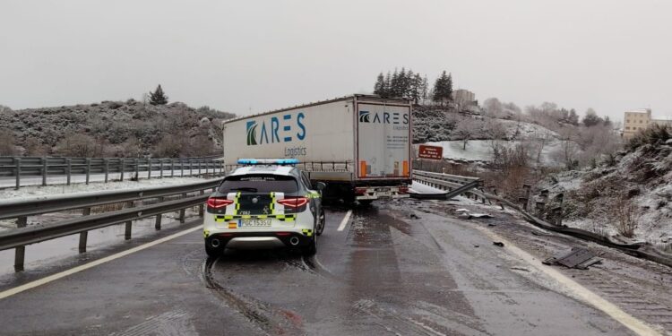 Cortada la A52 en dirección Vigo por el accidente de un camión, que invade los dos carriles
