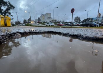 La rotonda reina de las ‘fochancas’ está en Vigo: grandes hoyos frente a colegios, zona comercial y un hospital