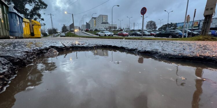La rotonda reina de las ‘fochancas’ está en Vigo: grandes hoyos frente a colegios, zona comercial y un hospital