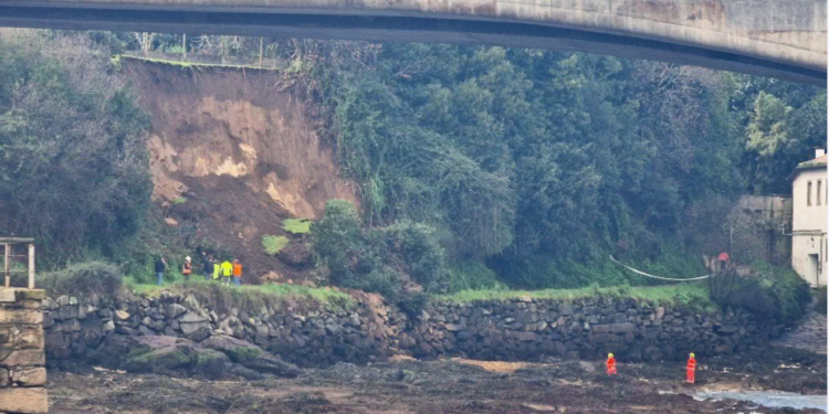 En la UCI la mujer herida tras derrumbarse el paseo de Bouzas y su perro, rescatado