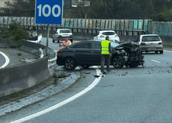 Aparatoso accidente en la VG20 de Vigo con tres coches implicados, acabando uno de ellos volcado