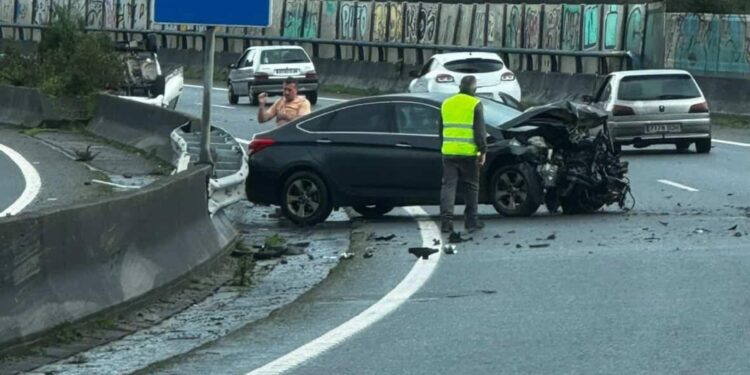 Aparatoso accidente en la VG20 de Vigo con tres coches implicados, acabando uno de ellos volcado