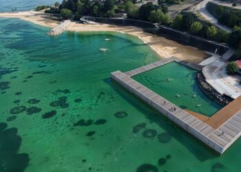 Tras años de reclamaciones vecinales, Caballero anuncia una piscina marina para la playa de A Punta