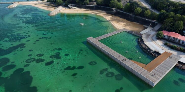 Tras años de reclamaciones vecinales, Caballero anuncia una piscina marina para la playa de A Punta