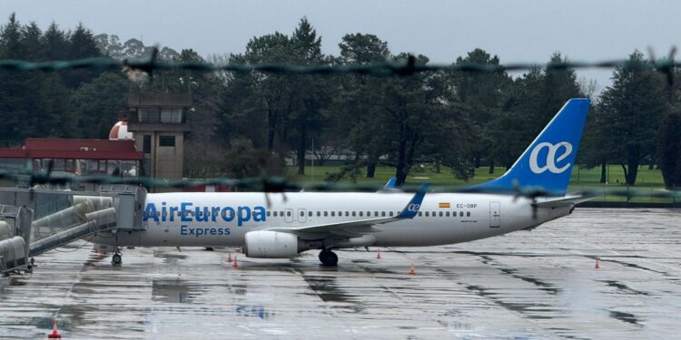 Un rayo cae sobre un avión de Air Europa en Peinador y le impide despegar