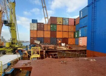 El Puerto completa el Tetris del María Francisca, ya al abrigo de Cíes antes de zarpar hacia Amberes