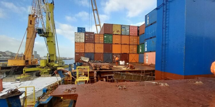 El Puerto completa el Tetris del María Francisca, ya al abrigo de Cíes antes de zarpar hacia Amberes