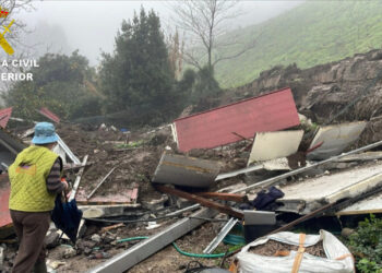 Los bomberos rescatan a un operario tras el derrumbamiento de la casa donde trabajaba
