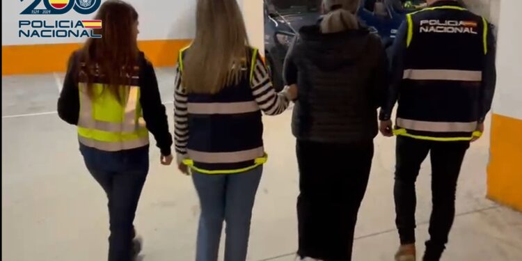 Detenida en Vigo por hurtar joyas en domicilios de personas mayores, donde trabajaba como empleada